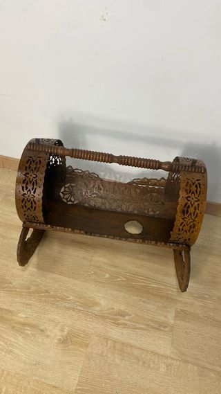 Cuna antigua de madera tallada