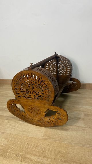 Cuna antigua de madera tallada