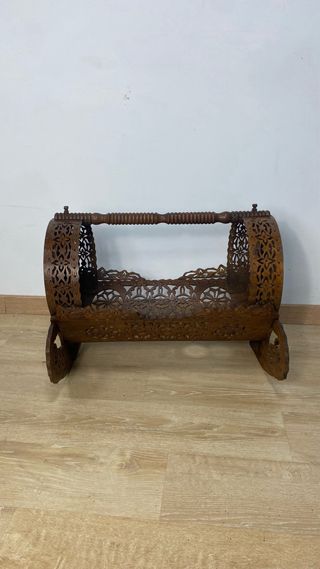 Cuna antigua de madera tallada