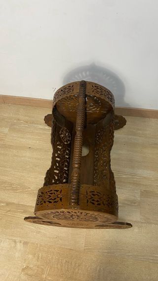 Cuna antigua de madera tallada