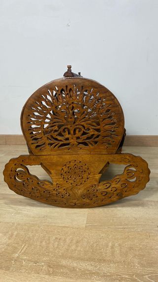 Cuna antigua de madera tallada