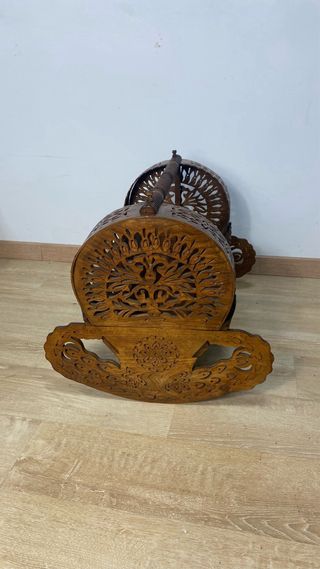 Cuna antigua de madera tallada