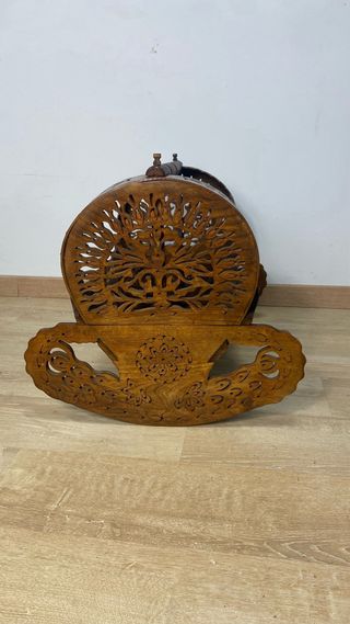Cuna antigua de madera tallada