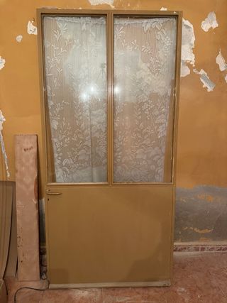 Puerta de hierro con cristales