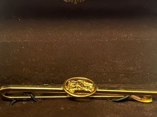 Pisacorbatas Burberry Dorado