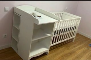 Cuna blanca con cambiador y estanterías