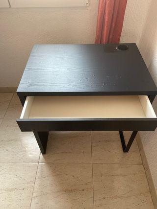 Escritorio negro con cajón