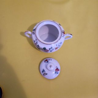 Azucarero de porcelana con flores