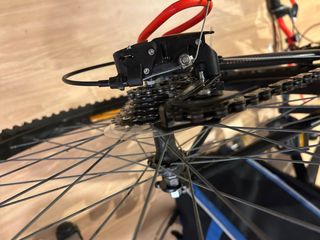 Bicicleta Montaña Negra y Roja. Btwin Rockrider 24