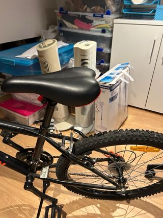 Bicicleta Montaña Negra y Roja. Btwin Rockrider 24