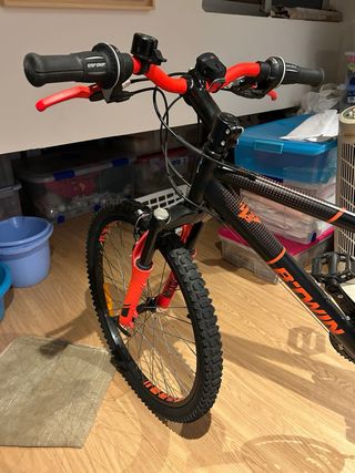 Bicicleta Montaña Negra y Roja. Btwin Rockrider 24