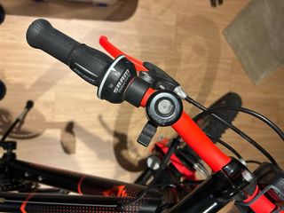 Bicicleta Montaña Negra y Roja. Btwin Rockrider 24