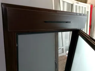 Ventana abatible oscilobatiente marrón 110x138 más