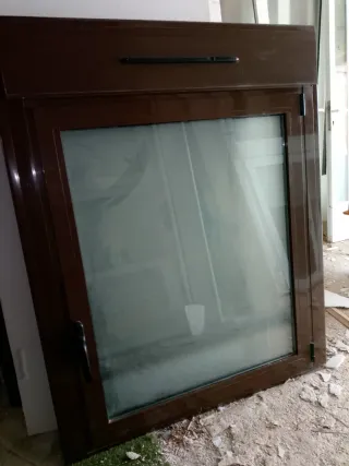 Ventana abatible oscilobatiente marrón 110x138 más