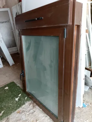 Ventana abatible oscilobatiente marrón 110x138 más