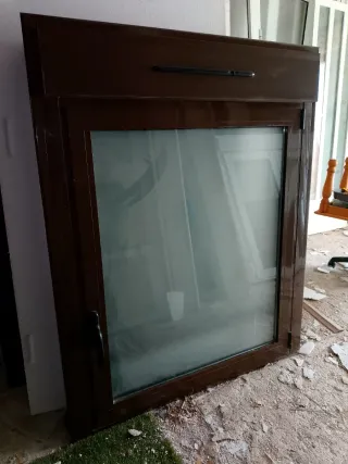 Ventana abatible oscilobatiente marrón 110x138 más