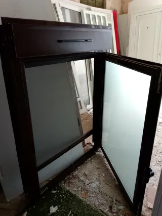 Ventana abatible oscilobatiente marrón 110x138 más