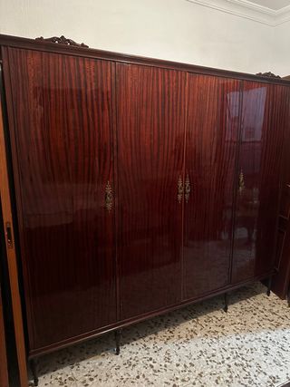 Armario de madera marrón y dorado