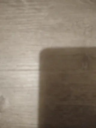 Balda de madera color beige y marrón