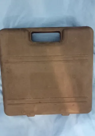 Taladro percutor Hitek con brocas