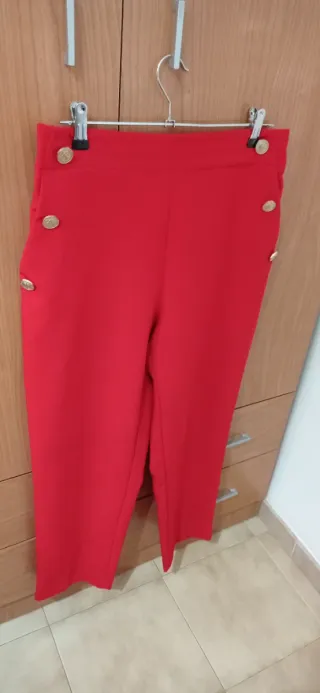 Pantalón rojo con botones dorados