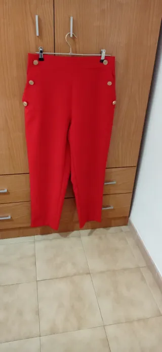 Pantalón rojo con botones dorados