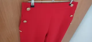Pantalón rojo con botones dorados