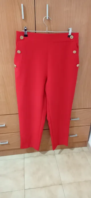 Pantalón rojo con botones dorados