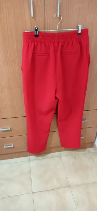Pantalón rojo con botones dorados