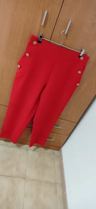 Pantalón rojo con botones dorados