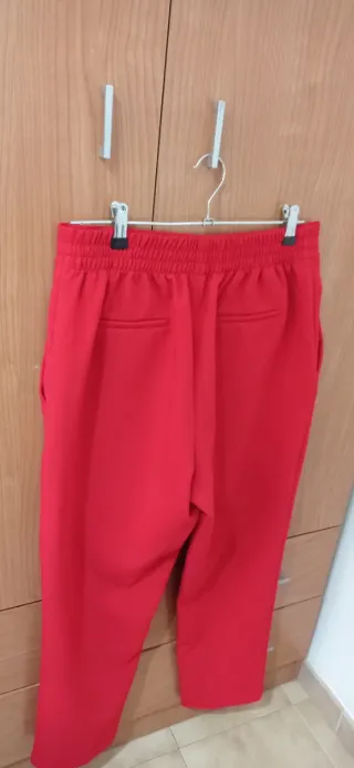 Pantalón rojo con botones dorados