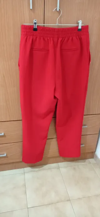 Pantalón rojo con botones dorados