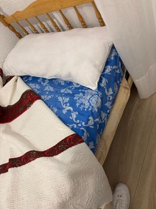 2 camas, 2 colchones y 2 almohadas