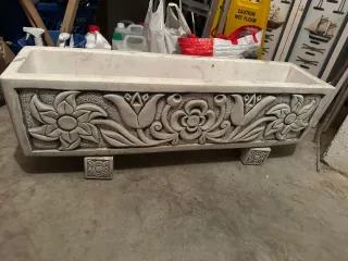 Macetero grande de piedra con relieve floral