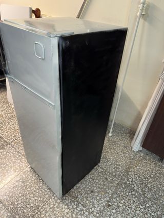 Frigorífico con pequeño congelador