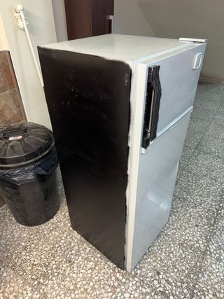 Frigorífico con pequeño congelador