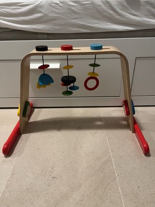 Gimnasio de madera para bebé