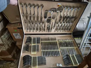 Cubertería de 113 piezas