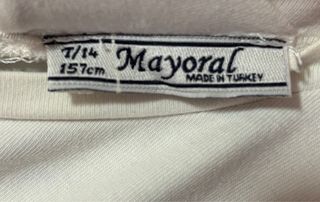 Camiseta blanca con estampado de figuras
