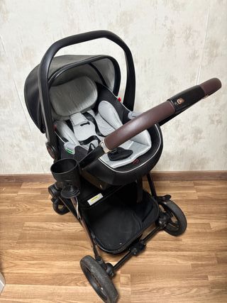 Carro de bebé con silla de coche negra