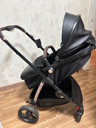 Carro de bebé con silla de coche negra