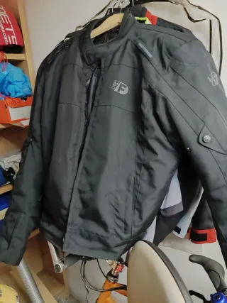 Chaqueta de moto negra 2 XL nueva pero es como Xl