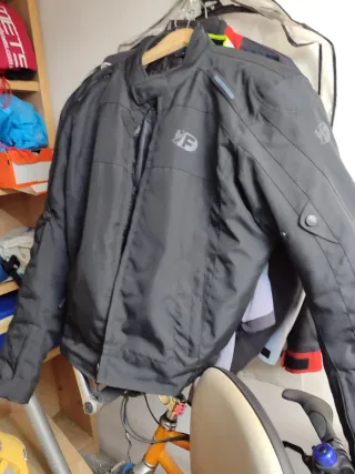 Chaqueta de moto negra 2 XL nueva pero es como Xl