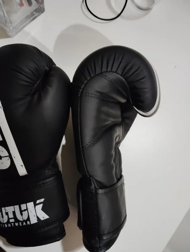 Guantes de boxeo 8.OZ niño .UTUK negros