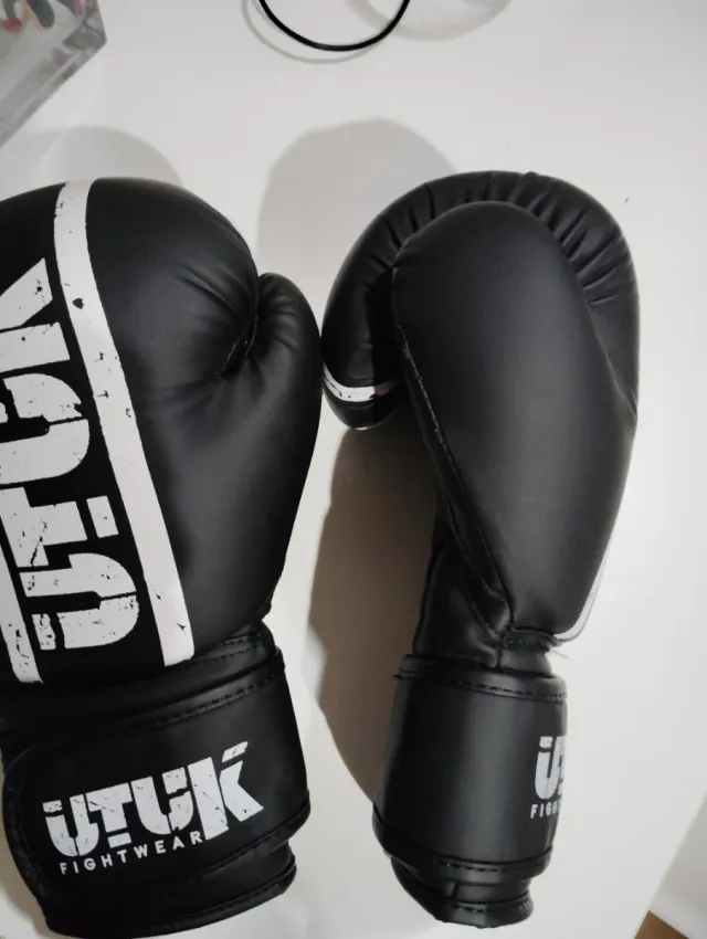 Guantes de boxeo 8.OZ niño .UTUK negros