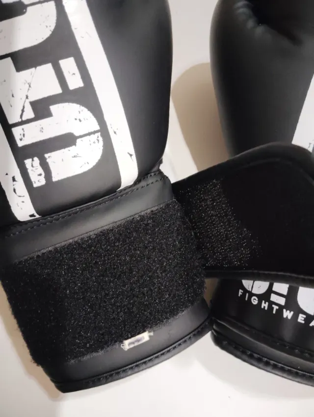 Guantes de boxeo 8.OZ niño .UTUK negros