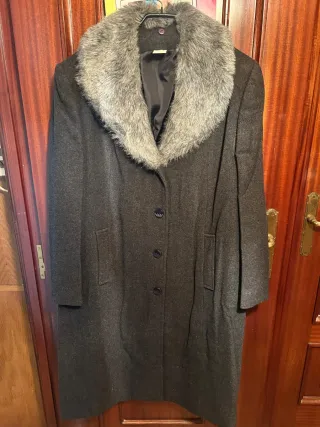 Abrigo señora gris con cuello de pelo