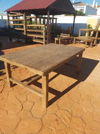 Mesa de madera rústica