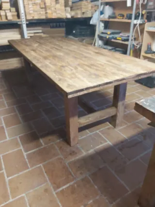 Mesa de madera rústica