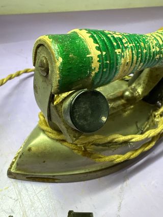 Plancha antigua eléctrica vintage